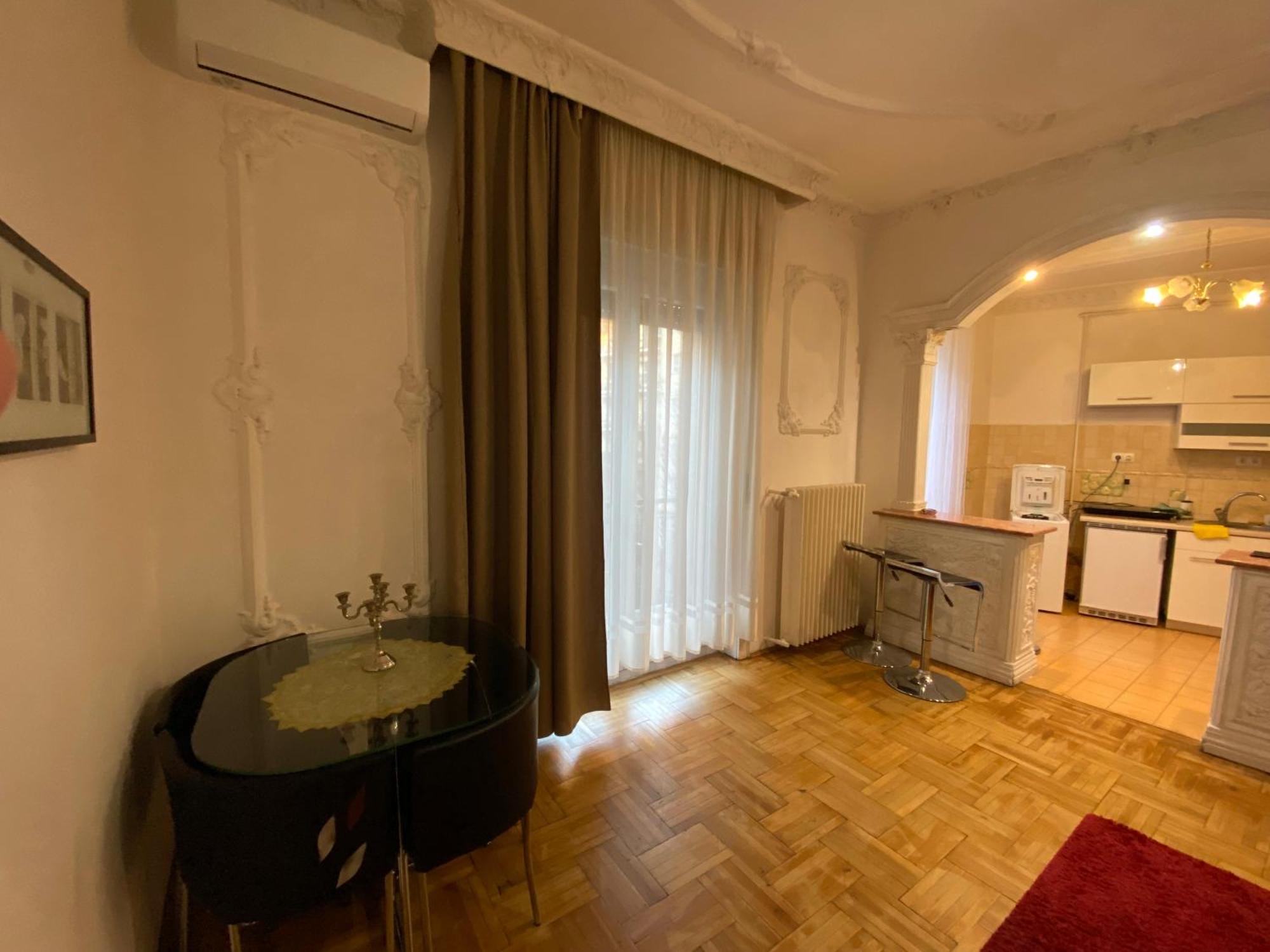With Balcony And Ac Next To Danube